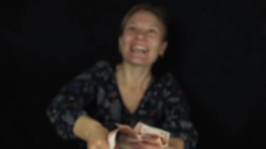 Hevesli kadın banknotlar beş bin ruble siyah arka plan üzerine, para ağır çekim Stok görüntüleri video mutlu büyük kazık atar