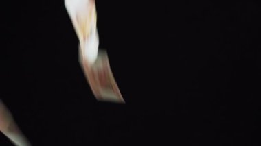 Siyah arka plan ağır çekim Stok görüntüleri video banknotlar beş bin ruble düşmek