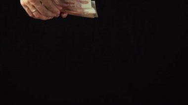 El dağılım beş bin ruble banknotlar siyah arka plan ağır çekim Stok görüntüleri video