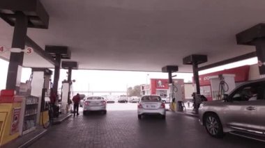 Otomobil yakıt dolum istasyonu Dubai Stok görüntüleri video
