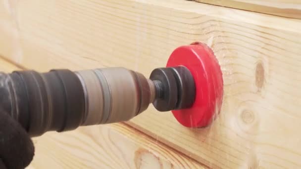Taladro eléctrico con una boquilla para enchufes hace un agujero en la pared de madera material de archivo de vídeo — Vídeo de stock
