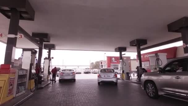 Auto brandstof tankstations in Dubai stock footage video — Stockvideo
