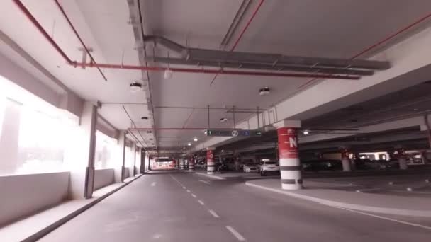 Samochód wielopoziomowy parking w Yas Island Abu Dhabi Stockowy wideo — Wideo stockowe