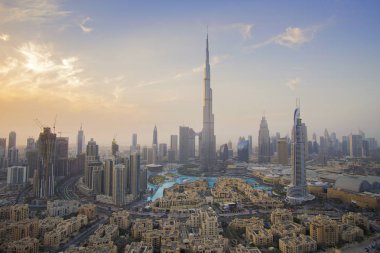 Dubai, Birleşik Arap Emirlikleri - 07 Nisan 2018: Burj Halife ve Dubai Çeşmesi gün batımına karşı