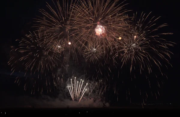 Fuochi d'artificio colorati sullo sfondo del cielo nero — Foto Stock