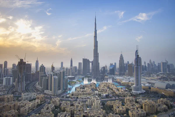 Burj Khalifa en Dubai Fontein tegen de zonsondergang — Stockfoto