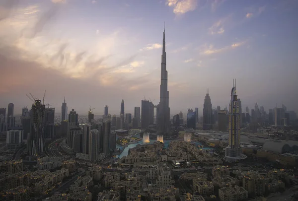 Burj Khalifa en Dubai Fontein tegen de zonsondergang — Stockfoto