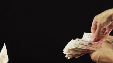 El dağılım beş bin ruble banknotlar siyah arka plan ağır çekim Stok görüntüleri video