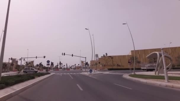 Viaggio in auto sulle strade dell'isola di Yas ad Abu Dhabi stock footage video — Video Stock