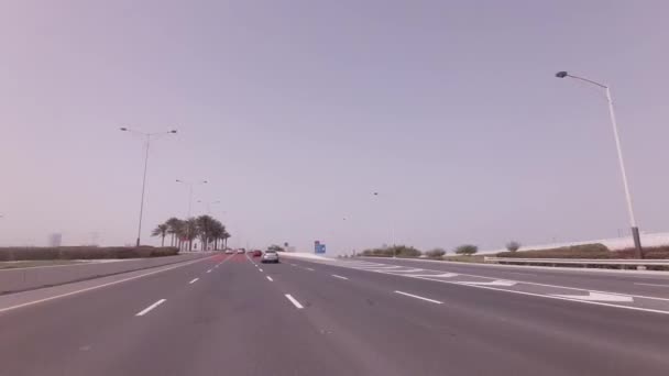 Viaje en coche por las carreteras en Abu Dhabi material de archivo de vídeo — Vídeo de stock