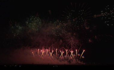 Kara gökyüzü arka planında renkli havai fişekler