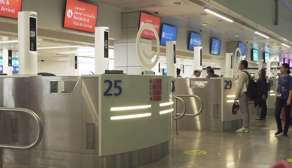 Pasajeros en la zona de obtención de un visado en el Aeropuerto Internacional de Dubai —  Fotos de Stock