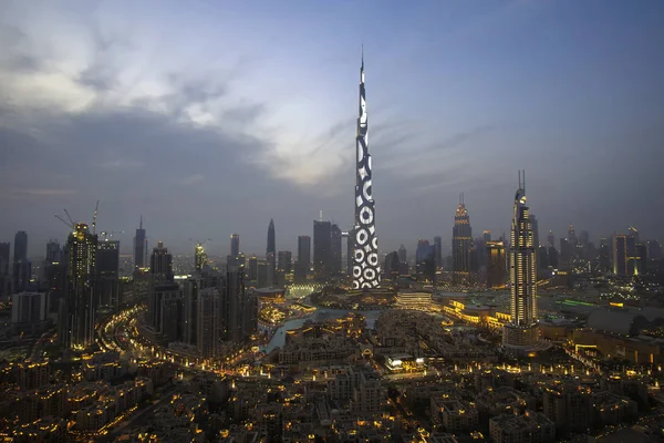 Nacht verlichting op de Burj Khalifa in Dubai — Stockfoto