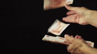 El dağılım beş bin ruble banknotlar siyah arka plan ağır çekim Stok görüntüleri video