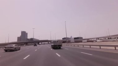 Modern yolun kavşak içinde Dubai Stok görüntüleri video