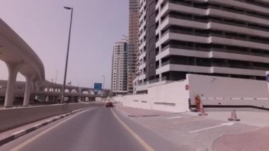Dubai, Birleşik Arap Emirlikleri - 03 Nisan 2018: Modern çok düzeyli yol kavşak içinde Dubai Stok görüntüleri video