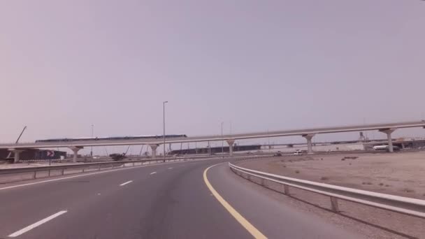 Vlak metra cestování přes nadjezd v Dubaji stopáže videa — Stock video