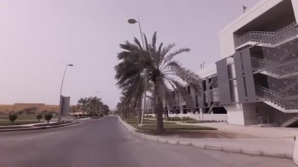 Estacionamento de vários níveis em Yas Island em Abu Dhabi stock footage vídeo — Vídeo de Stock
