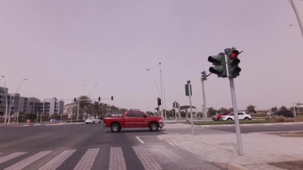 Viaggio in auto sull'isola di Yas ad Abu Dhabi stock footage video — Video Stock