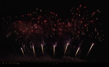 Kara gökyüzü arka planında renkli havai fişekler