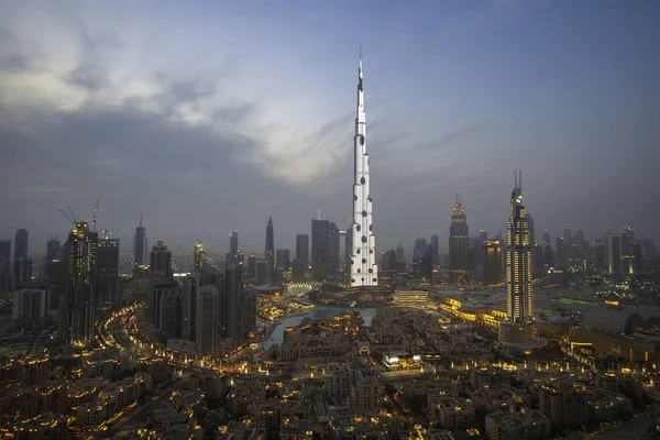 Nachtbeleuchtung auf dem Burj Khalifa in Dubai — Stockfoto