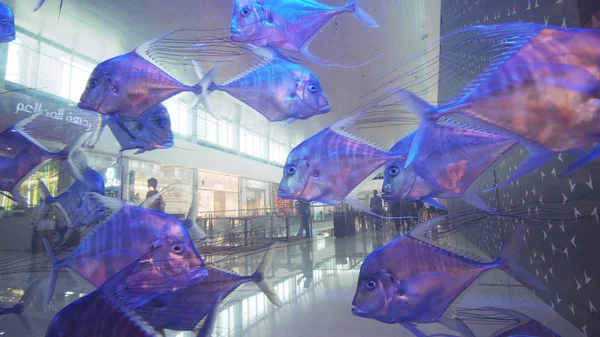 Transparentes Wandaquarium mit schönen Fischen in der Dubai Mall, dem weltgrößten Einkaufszentrum — Stockfoto