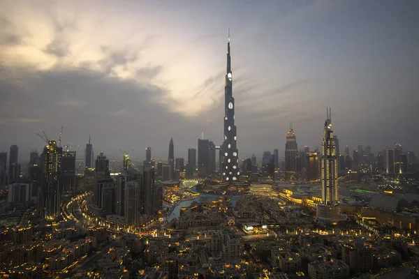 Nacht verlichting op de Burj Khalifa in Dubai — Stockfoto