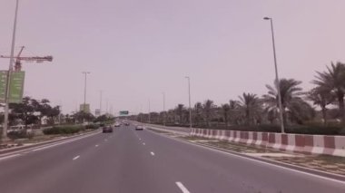 Araba seyahat Abu Dabi Stok görüntüleri video Yas Island yollarda
