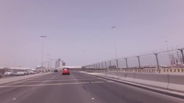 Abu Dhabi, Birleşik Arap Emirlikleri - 03 Nisan 2018: Araba turu Abu Dabi Stok görüntüleri video yollarda