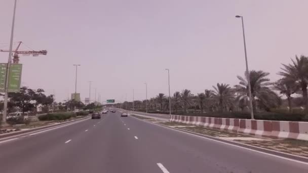 Viaje en coche por las carreteras de la isla de Yas en Abu Dhabi material de archivo de vídeo — Vídeo de stock