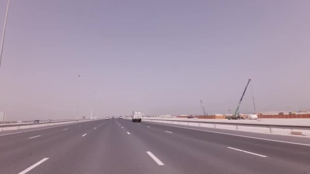 アブダビ ストック映像ビデオで道路上の車の旅 — ストック動画