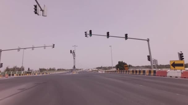 Viaje en coche por las carreteras en Abu Dhabi material de archivo de vídeo — Vídeos de Stock