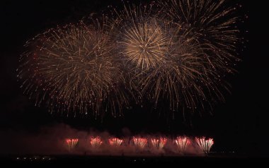 Kara gökyüzü arka planında renkli havai fişekler