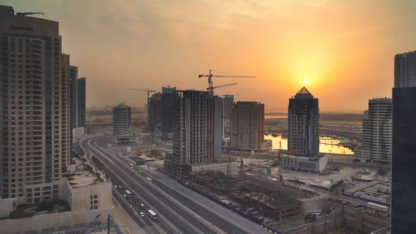 Arranha-céu moderno no centro de Dubai ao amanhecer — Fotografia de Stock