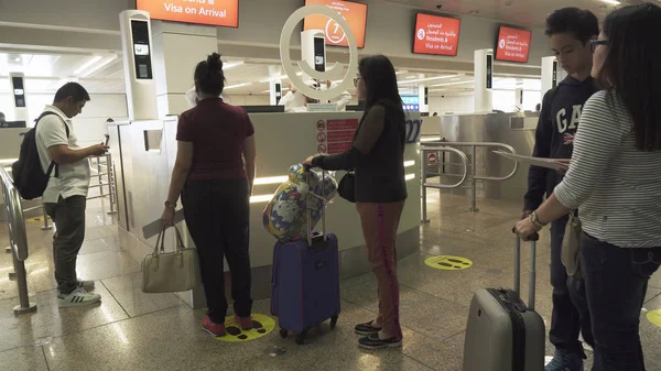 ドバイ国際空港でビザを取得のゾーンの乗客 — ストック写真