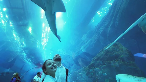Nastoletnie dziewczyny z tata zabawnie oglądania ryb w akwarium — Zdjęcie stockowe
