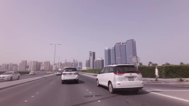 Autó az utakon a főváros Abu Dhabi stock footage videóinak utazás — Stock videók