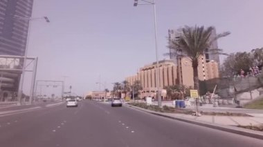 Abu Dhabi, Birleşik Arap Emirlikleri - 04 Nisan 2018: Araba gezisi Sheraton Abu Dhabi Hotel and Resort yakınındaki Abu Dabi Stok görüntüleri video