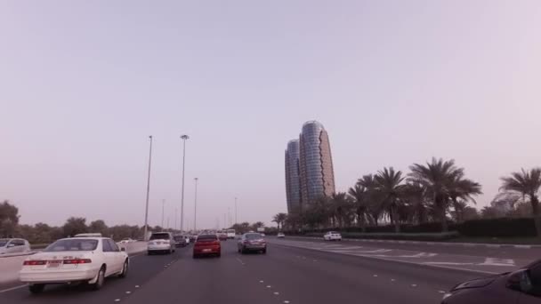 Autós utazás a felhőkarcolók Al Bahr tornyok Abu Dhabi stock footage videóinak közelében — Stock videók