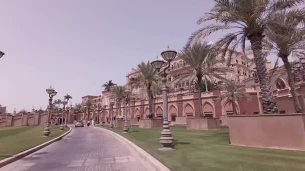 Auto reis rond het hotel Emirates Palace in Abu Dhabi stock footage video — Stockvideo