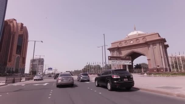 Bilresa nära hotellet Emirates Palace i Abu Dhabi arkivfilmer video — Stockvideo