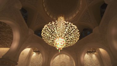 Abu Dhabi, Birleşik Arap Emirlikleri - 04 Nisan 2018: Şeyh Zayed Ulu Camii altı en büyük camilerinden dünya olduğunu