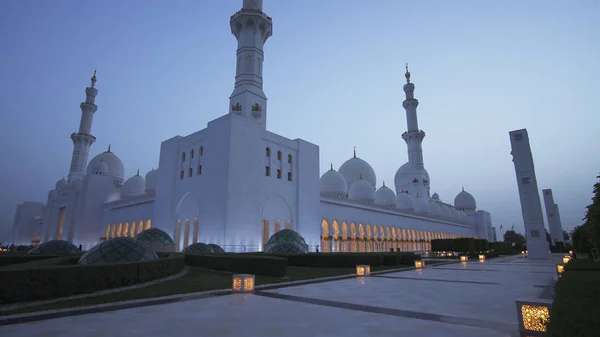Великая мечеть Шейха Зайеда является одной из шести крупнейших мечетей в мире — стоковое фото