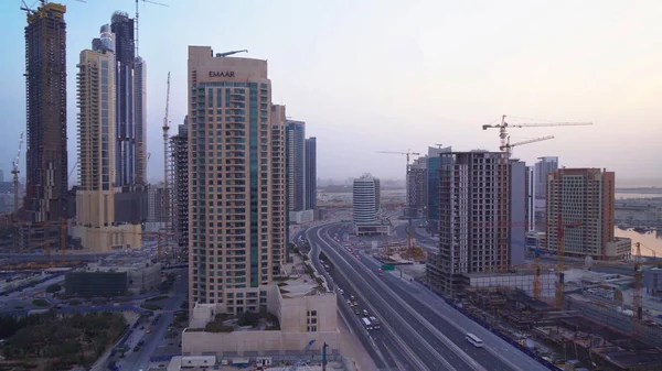 Arranha-céu moderno no centro de Dubai ao amanhecer — Fotografia de Stock