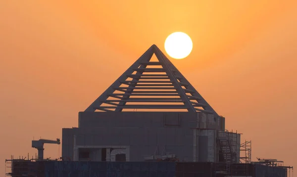 Salida del sol detrás del techo del rascacielos en Dubai —  Fotos de Stock