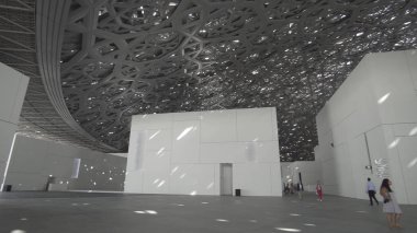 Abu Dabi yansımalar yağmur ışık kubbe gösterilen yeni Louvre Müzesi iç