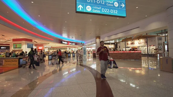 Aeropuerto Internacional de Dubai es el principal aeropuerto internacional que sirve Dubai, Emiratos Árabes Unidos y es el aeropuerto más concurrido del mundo por el tráfico internacional de pasajeros —  Fotos de Stock