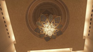 Büyük Sheik Zayed Camisi dünyanın altı en büyük camilerinden biridir