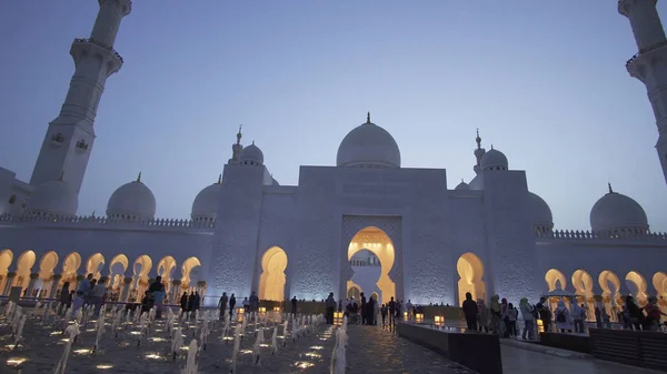 Великая мечеть Шейха Зайеда является одной из шести крупнейших мечетей в мире — стоковое фото