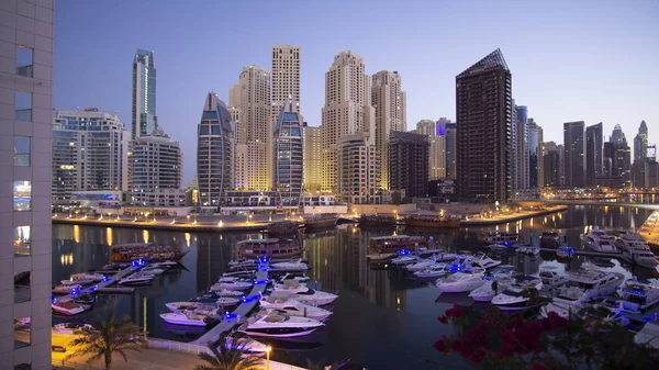 Lussuosa zona di Dubai Marina all'alba — Foto Stock